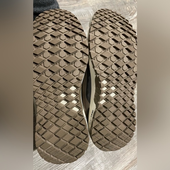 Vans hiking shoes size 6 - Picture 5 of 8